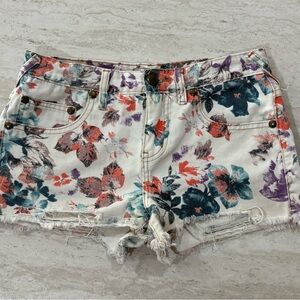Free People floral distressed denim shorts 🌸 Size 27